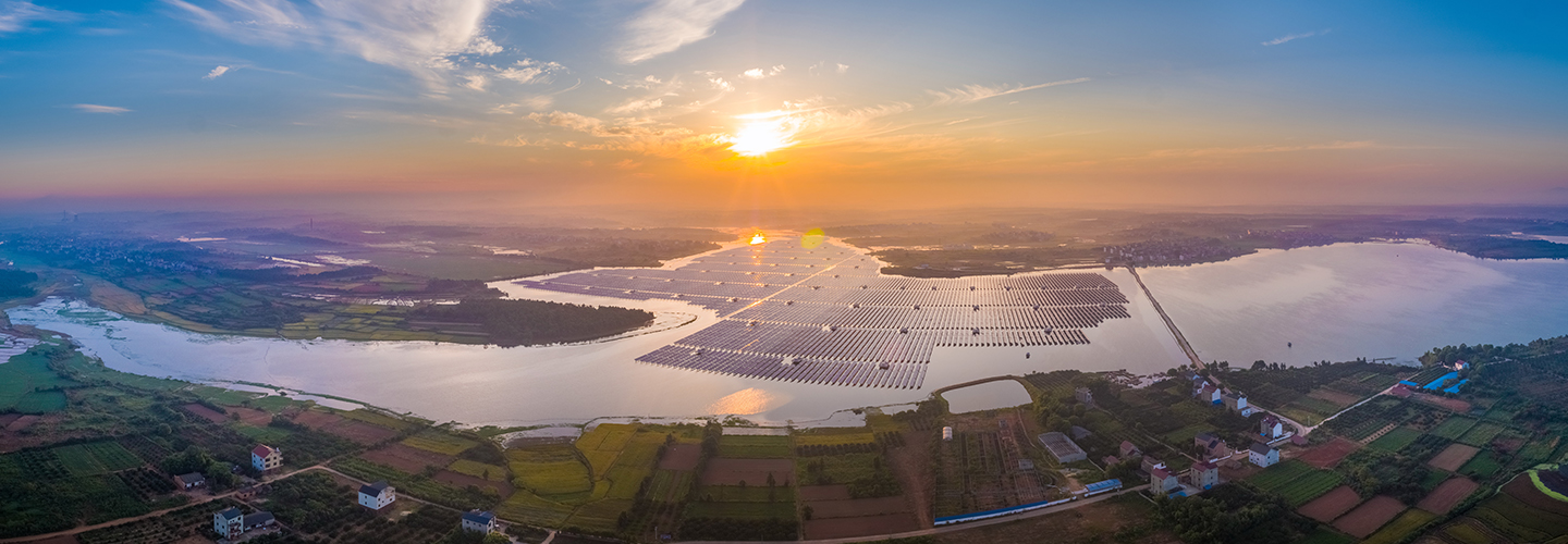 伟德源自英国始于1946江西鄱阳123.235MW “渔光互补”型光伏发电扶贫项目